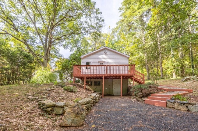 property at 20 Puddin Ln