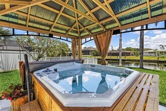 5329 Cortez Ct in Cape Coral, FL - Foto de edificio - Building Photo