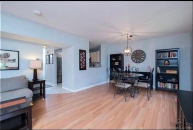 705 Lake Ave, Unit 64 in Bristol, CT - Foto de edificio - Building Photo