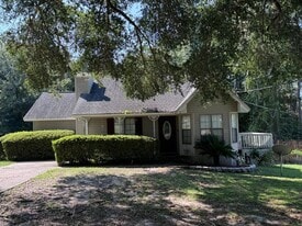 207 Pinoak Ct in Crestview, FL - Building Photo