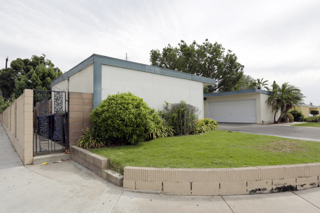 Regency Park Apartments in Tustin, CA - Building Photo - Building Photo