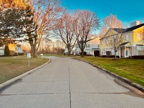 24674 Lake Meadow Dr in Harrison Township, MI - Building Photo - Building Photo