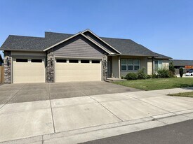 823 Riley Dr NE in Silverton, OR - Building Photo