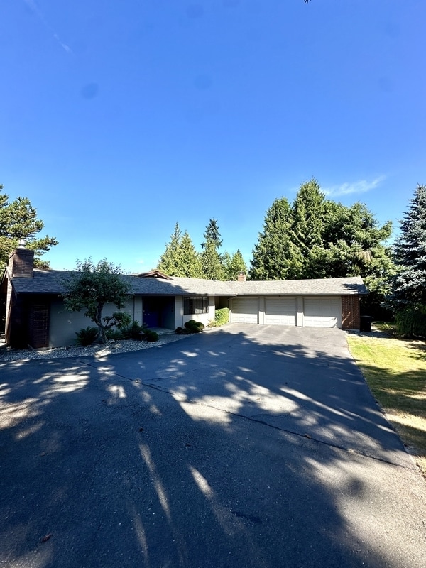 9530 NE 30th St in Clyde Hill, WA - Building Photo - Building Photo
