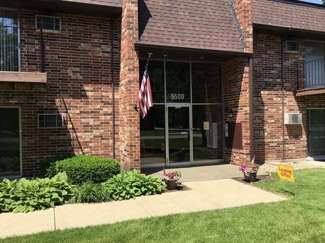 Forest Hill Apartments in Westmont, IL - Foto de edificio - Building Photo