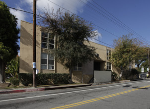 13101 Oxnard St in Van Nuys, CA - Building Photo - Building Photo