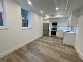 1321 Rhode Island Ave NW-Unit -1 in Washington, DC - Foto de edificio - Building Photo