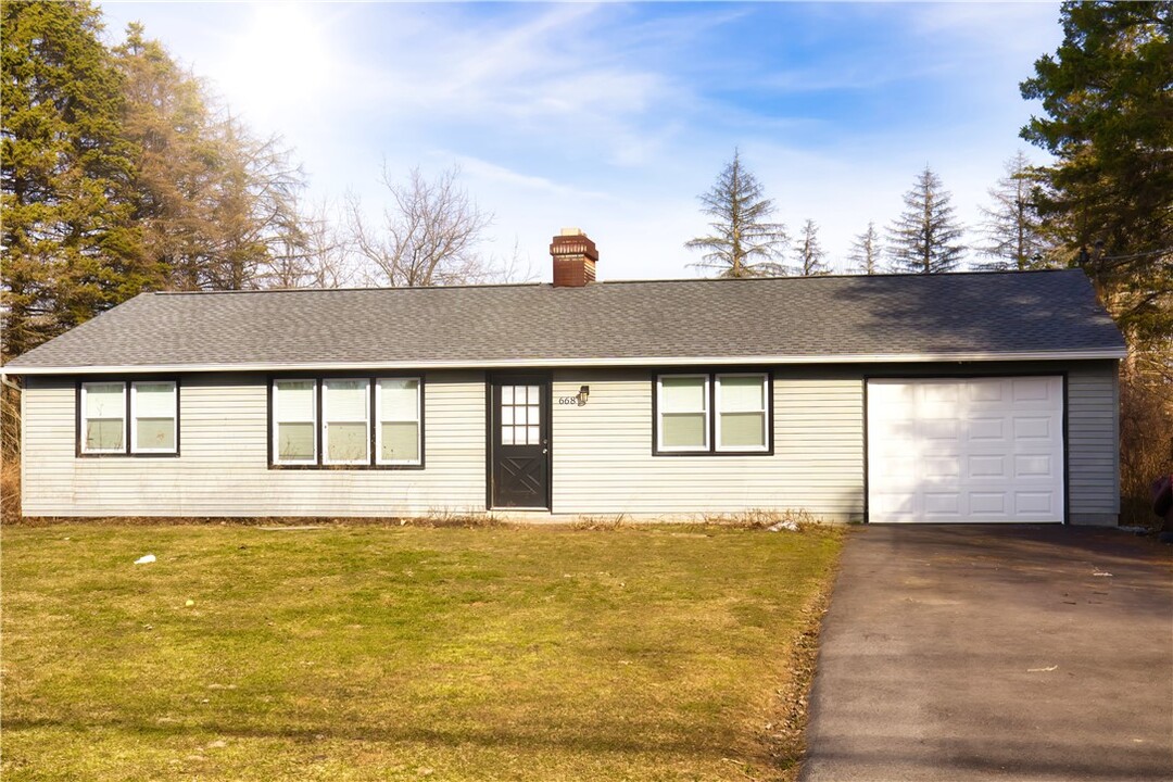 668 Gillett Rd in Spencerport, NY - Building Photo