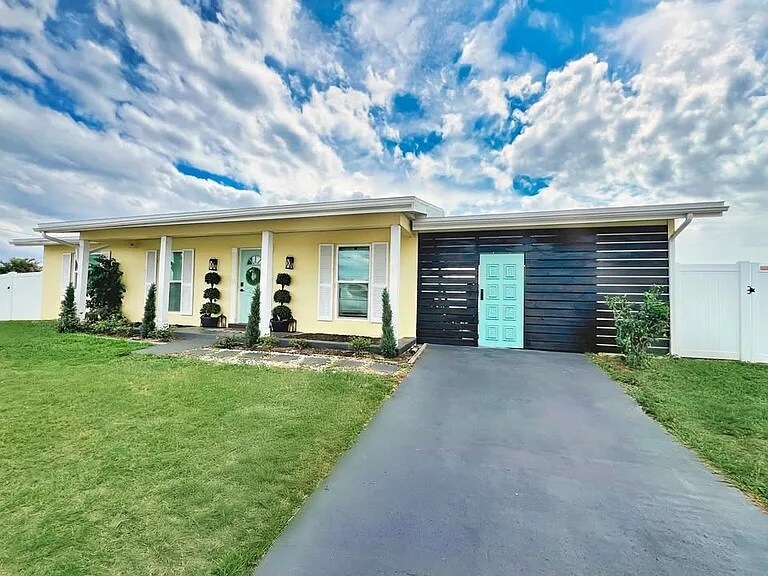 21733 Edgewater Dr in Port Charlotte, FL - Building Photo