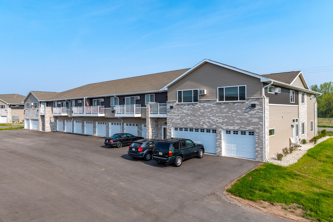 Fox Crossing Creek Apartments in Neenah, WI - Building Photo