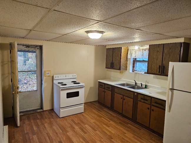 26024 Randall Rd in Dowagiac, MI - Foto de edificio - Building Photo