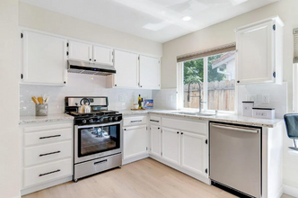 1321 Caceres Ct in Davis, CA - Foto de edificio - Building Photo