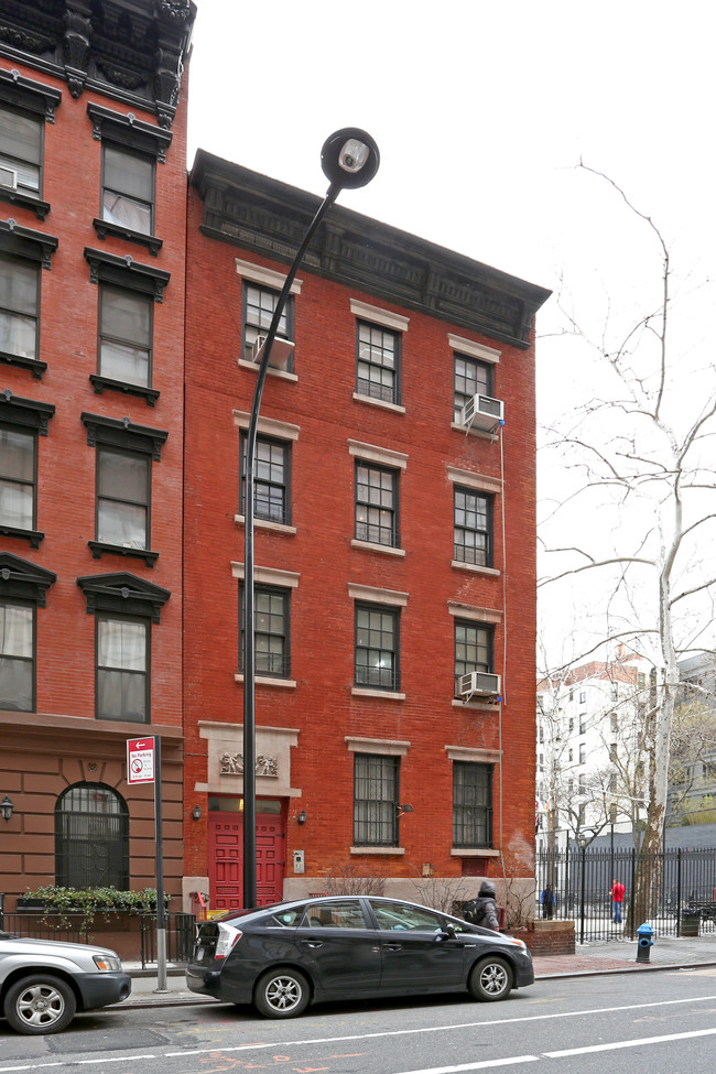 319 W 16th St in New York, NY - Building Photo - Building Photo