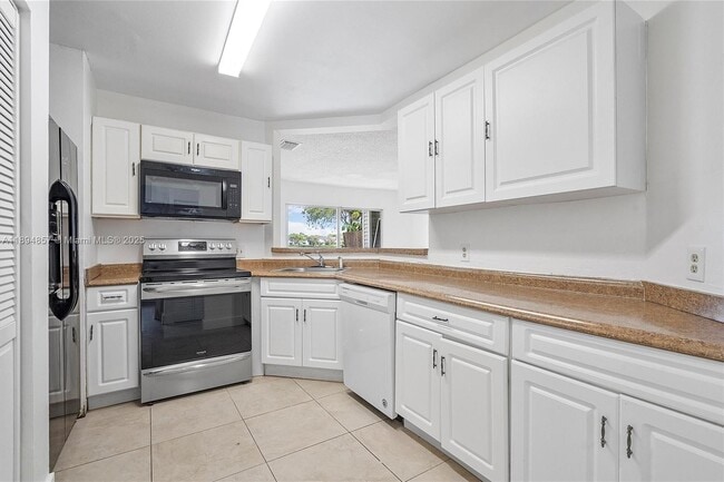 3417 NW 44th St in Lauderdale Lakes, FL - Building Photo - Building Photo