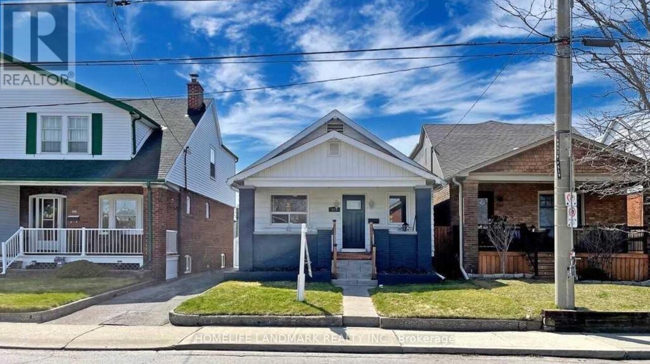 521 Sammon Ave in Toronto, ON - Building Photo