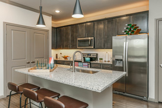 Sapphire Bay in Baytown, TX - Building Photo - Interior Photo