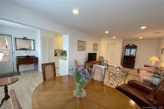 87 Southport Woods Drive in Fairfield, CT - Building Photo - Building Photo