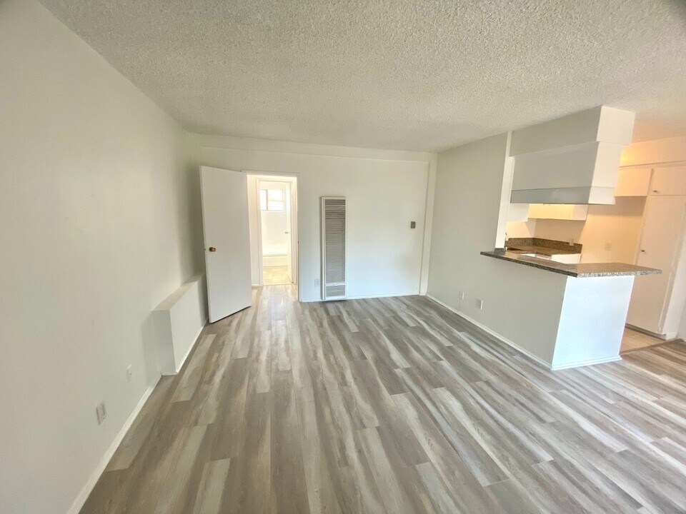 14109 Hatteras St in Los Angeles, CA - Building Photo