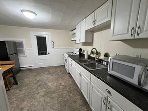 4 Cottage Pl, Unit Second Floor - APT 2 in Glens Falls, NY - Foto de edificio - Building Photo