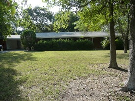 2112 I 35 N Frontage Rd in San Marcos, TX - Building Photo