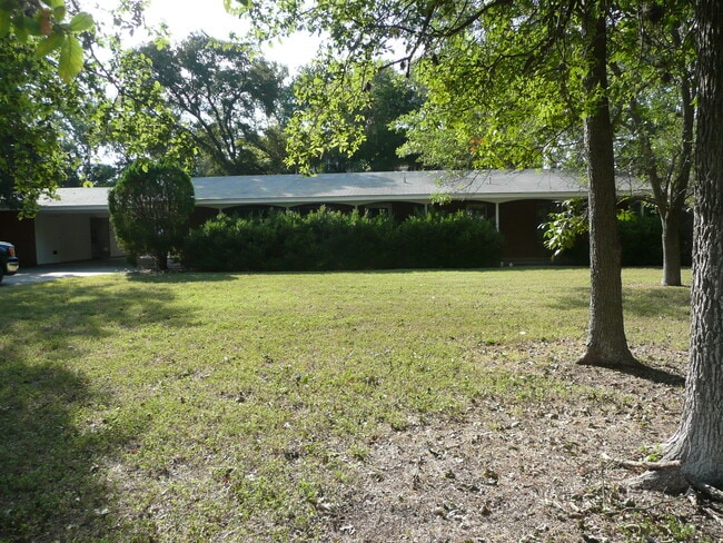 property at 2112 I 35 N Frontage Rd
