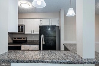 607 Ravens Crest Dr in Plainsboro, NJ - Foto de edificio - Building Photo