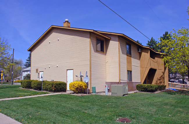 Auction: Plaza Towers Apartments, Almont, MI in Almont, MI - Foto de edificio - Building Photo