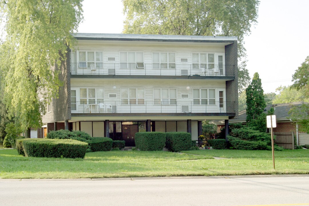 1901 W Touhy Ave in Park Ridge, IL - Building Photo