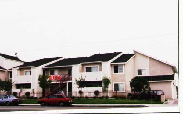 Lincoln Cove in Orange, CA - Building Photo