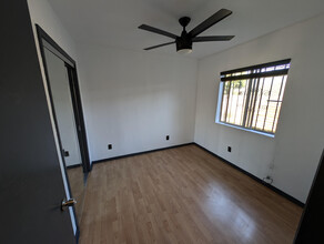 219 E 59th Pl in Los Angeles, CA - Building Photo - Building Photo