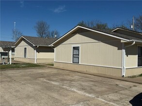 184 E 5th St in Waldron, AR - Foto de edificio - Building Photo