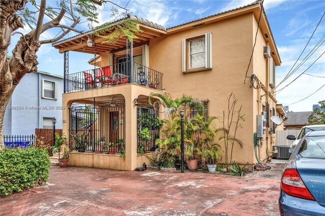 property at 935 SW 11th Ave