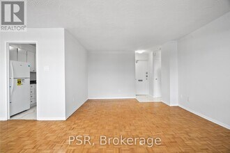 105 Rowena Dr in Toronto, ON - Building Photo - Building Photo