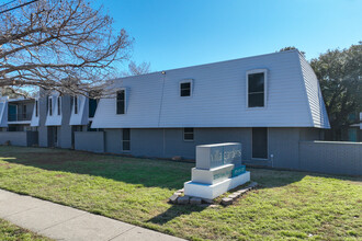 Villa Gardens in Farmers Branch, TX - Building Photo - Primary Photo