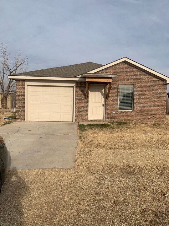 107 Monroe Ave in New Deal, TX - Building Photo