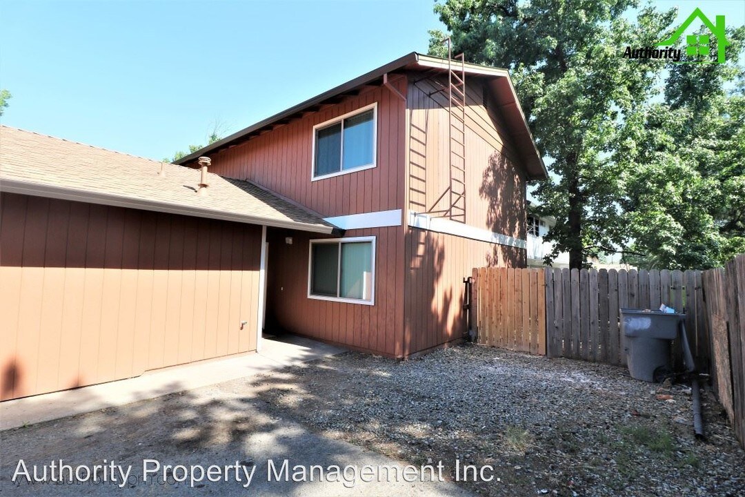 2750 Shasta View Dr in Redding, CA - Building Photo