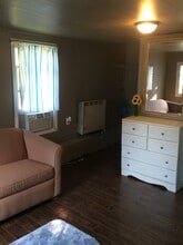 1104 Oak St, Unit 4 in Wisconsin Dells, WI - Foto de edificio - Building Photo