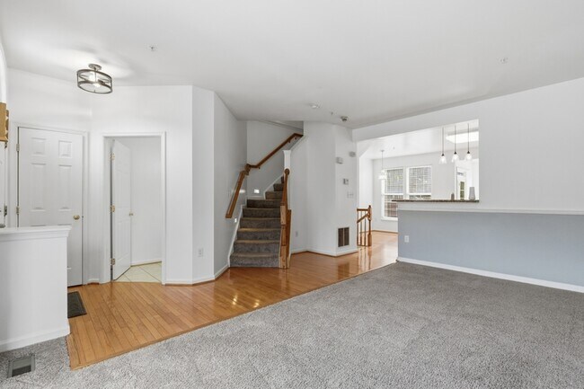 7402 Serenade Cir in Clinton, MD - Foto de edificio - Building Photo