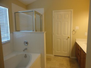 8506 Collingwood in Universal City, TX - Foto de edificio - Building Photo