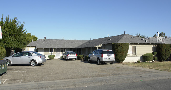 1030 Gilbert St in Hayward, CA - Foto de edificio - Building Photo