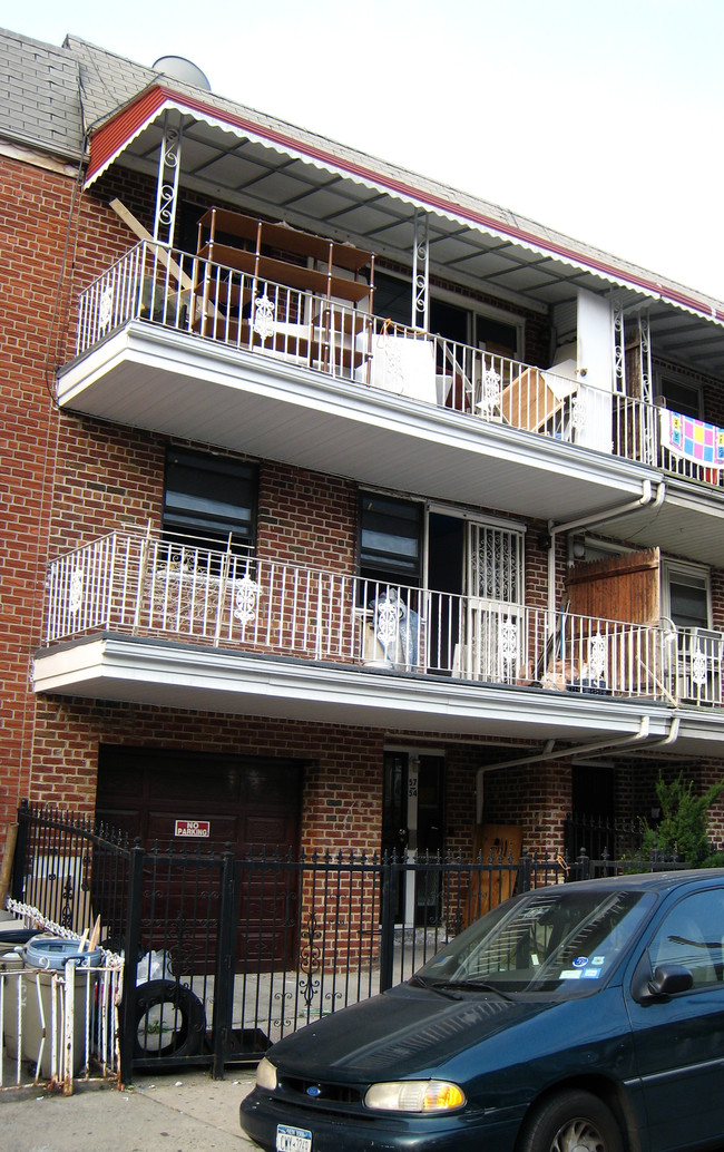 57-54 Xenia St in Flushing, NY - Building Photo - Building Photo