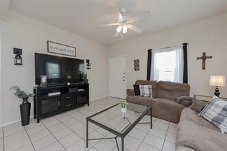 1327 Cherry St in Gainesville, TX - Foto de edificio - Building Photo