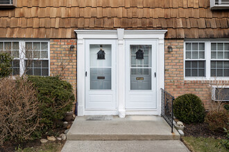 Top of the Harbour at Oyster Bay in Oyster Bay, NY - Building Photo - Building Photo