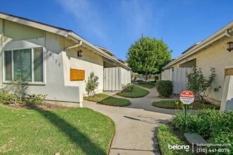 16755 Parthenia St in Los Angeles, CA - Foto de edificio - Building Photo
