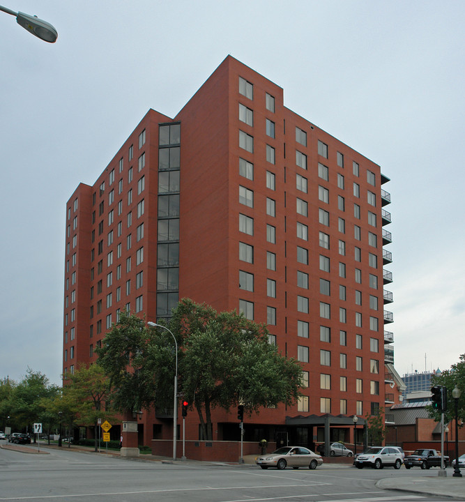 Cathedral Square Towers in Kansas City, MO - Building Photo