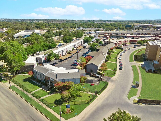 Monticello Crossroads in Fort Worth, TX - Foto de edificio - Building Photo