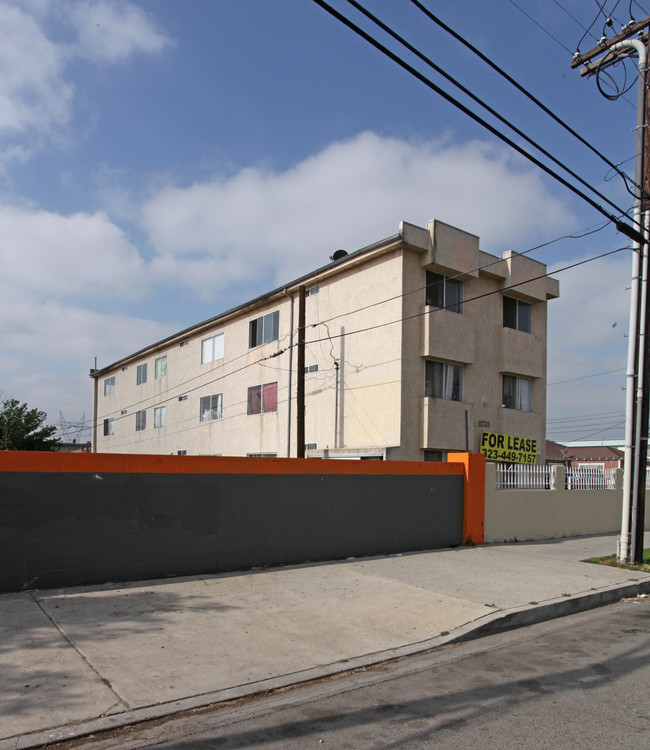 11730 Runnymede St in North Hollywood, CA - Foto de edificio - Building Photo