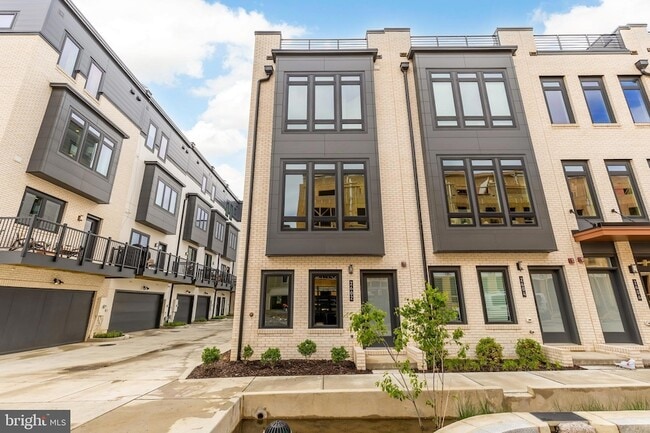 property at 39 Lower Service Ct NW