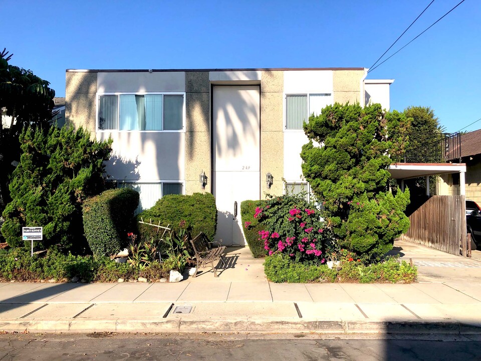 249 Lindero Ave in Long Beach, CA - Building Photo