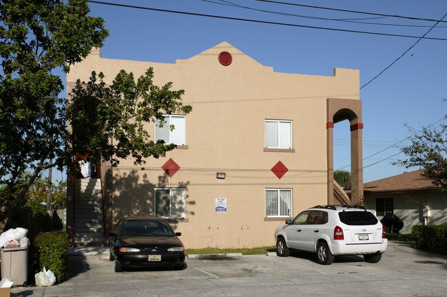 2322 W 5th Way in Hialeah, FL - Building Photo - Building Photo